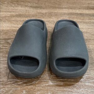 Yeezy Kids Slippers in Black